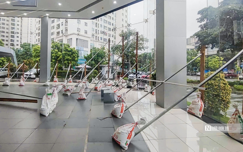 Người dân Hà Nội gia cố nhà cửa, tài sản, sẵn sàng đón bão số 3