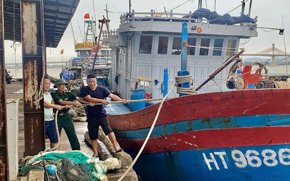 Hà Tĩnh: 2 người mất tích, 58 tàu cá bị sóng đánh chìm trước cơn bão số 3