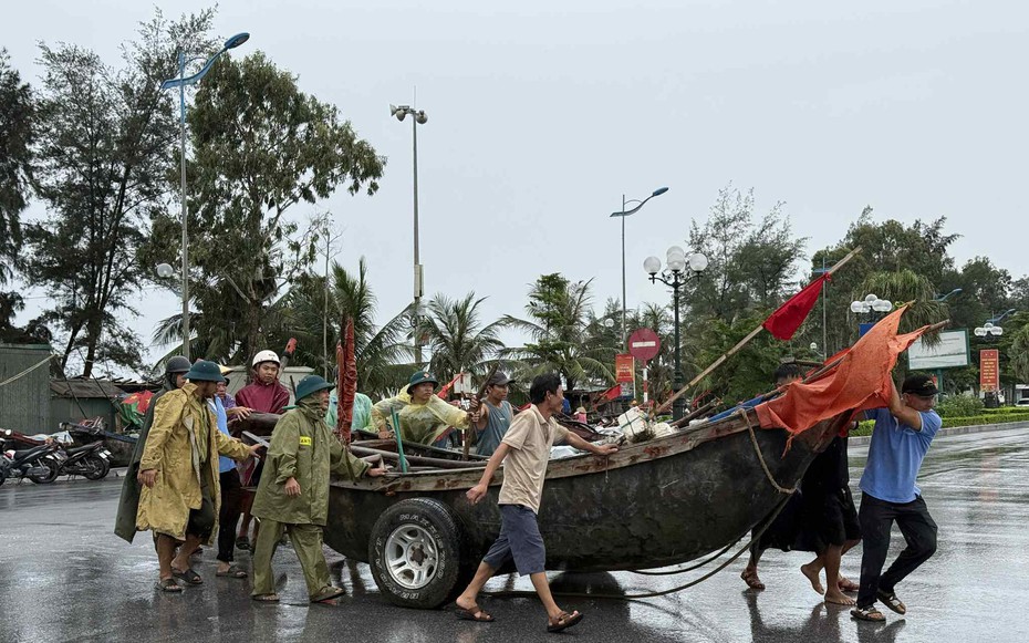 Hỗ trợ ngư dân đưa thuyền lên bờ, kiểm tra, túc trực phòng chống bão số 3