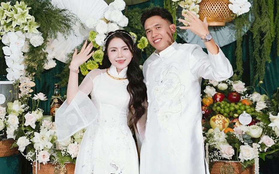 Tiền vệ U23 Việt Nam Võ Hoàng Minh Khoa đính hôn với cô chủ tiệm vàng