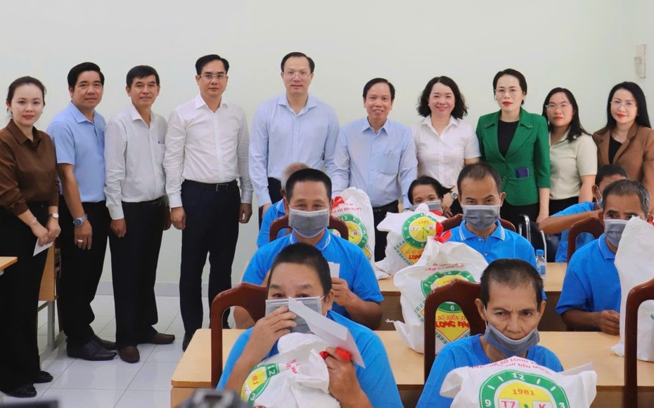 Tây Ninh thăm, tặng quà người có công nhân kỷ niệm 78 năm Ngày Thương binh - Liệt sĩ