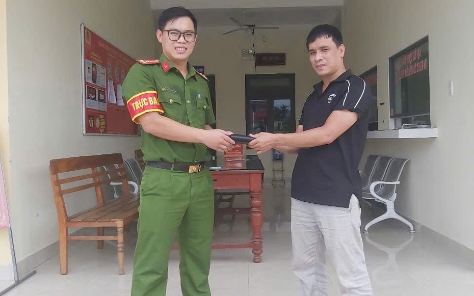 Đi đám cưới về nhặt được hơn 21 triệu tiền đánh rơi, anh nông dân nhờ công an tìm trả lại chủ nhân