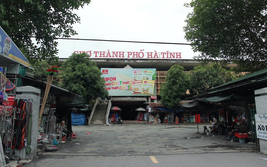 Kinh doanh gặp khó khăn, hàng chục ki-ốt tại chợ lớn nhất Hà Tĩnh bỏ trống