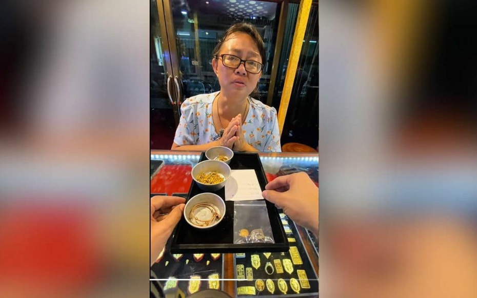 Người phụ nữ khiếm thính mang vàng đi bán, câu chuyện phía sau khiến ai nấy xót xa