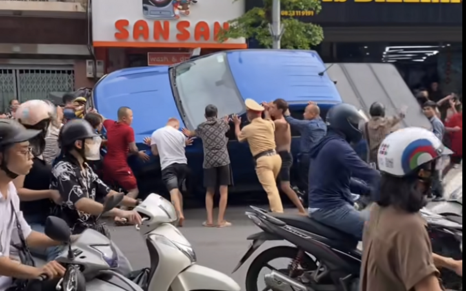 Xe bán tải tông 7 xe máy ở Hà Nội, người dân khênh xe cứu nạn nhân