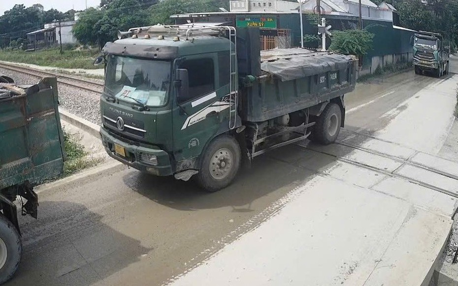 Xe tải nối đuôi dừng trên đường sắt, nguy cơ tai nạn rình rập ở Đà Nẵng