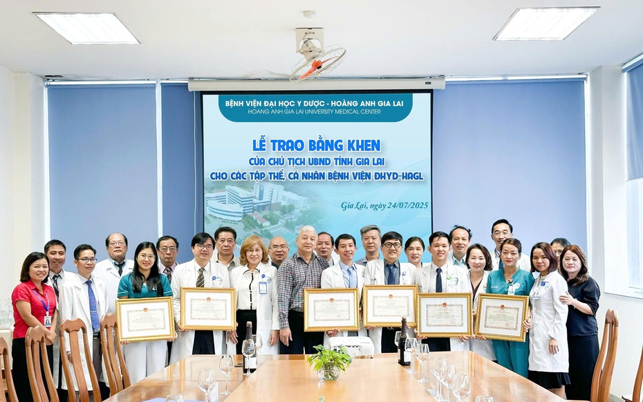 Khen thưởng y bác sĩ vượt trăm cây số, cứu chữa bệnh nhi Lào suy hô hấp