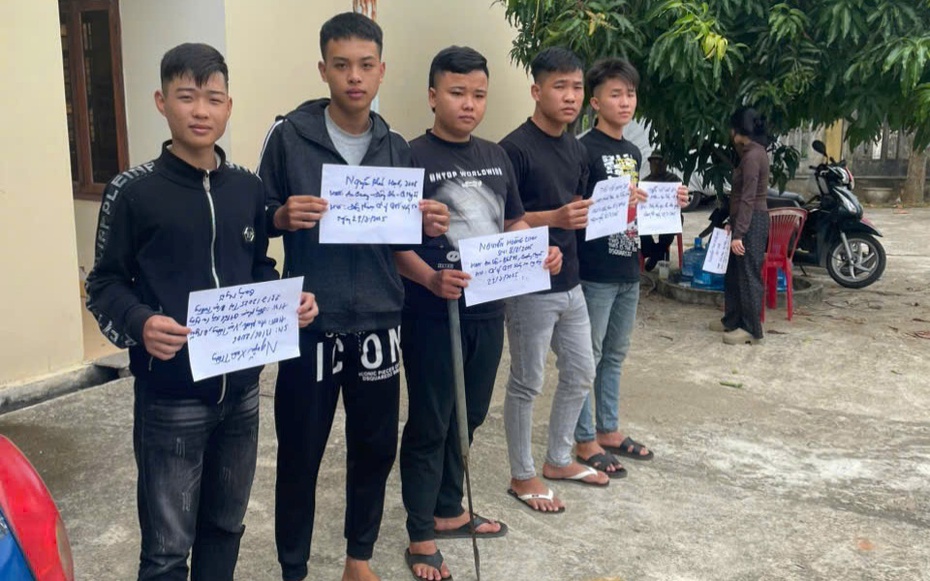 Ra oai với bạn gái, nhóm đối tượng dùng mã tấu, súng tấn công thanh niên đi đường
