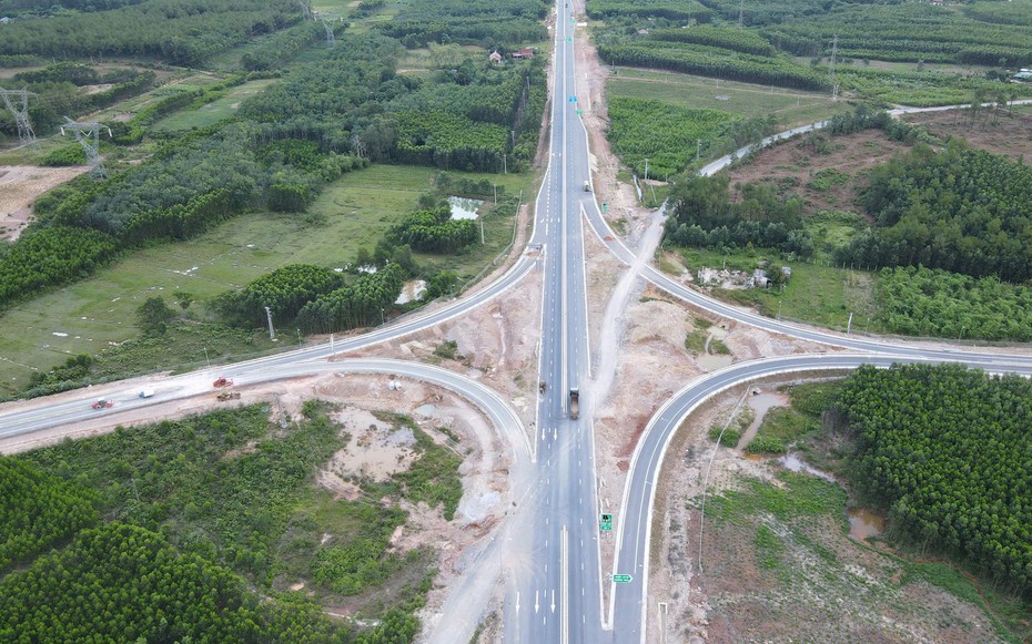 Gỡ vướng tại cao tốc Vạn Ninh - Cam Lộ để về đích đúng hẹn
