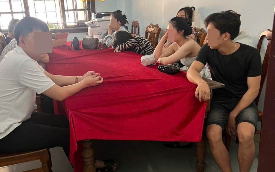 Liên tiếp phát hiện các nhóm nam nữ "bay lắc" bằng ma túy trong quán karaoke