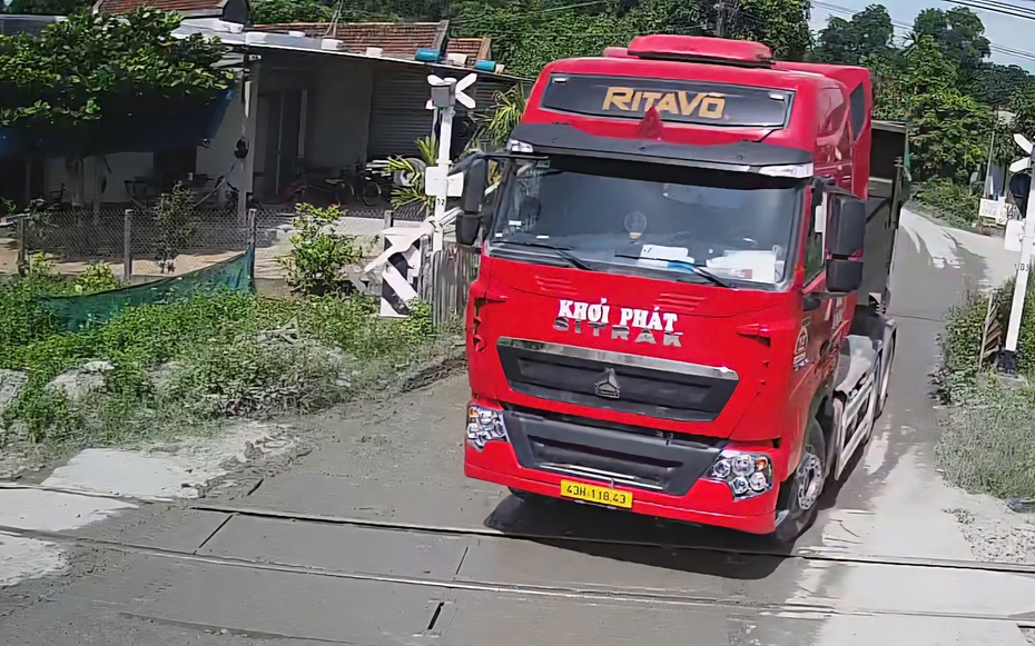 Phạt tài xế điều khiển xe đầu kéo tông gãy rào chắn đường sắt rồi bỏ chạy