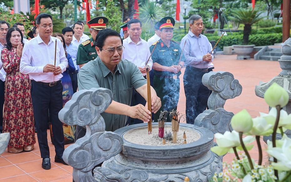 Thủ tướng tưởng nhớ, tri ân Chủ tịch Hồ Chí Minh và các Anh hùng liệt sĩ tại Quảng Trị