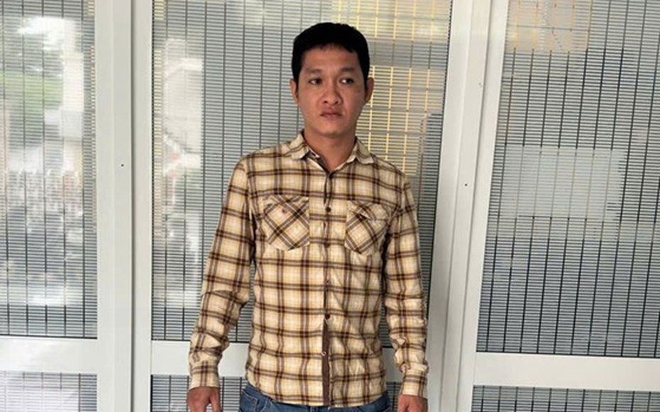 Hành vi xấu xí của gã trai khi đỡ người bị tai nạn giao thông