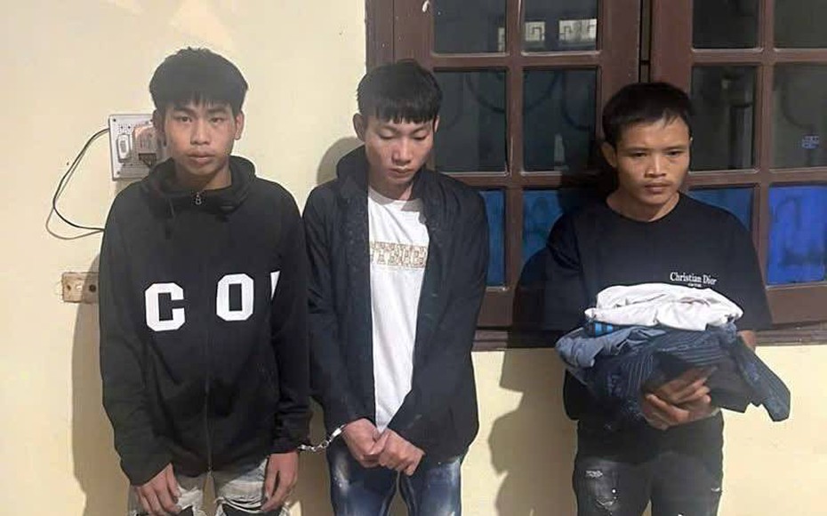 Khởi tố nhóm đối tượng cưỡng đoạt tài sản, xâm hại 2 cô gái lúc nửa đêm