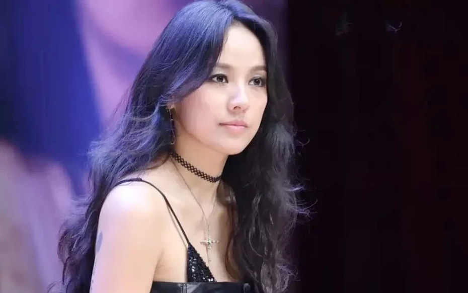 Nữ ca sĩ nổi tiếng bị thương dẫn đến biến dạng ngón tay