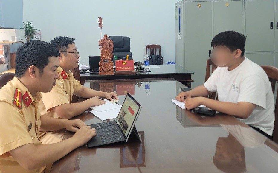 Xử phạt nam thanh niên điều khiển xe máy buông cả hai tay trên phố