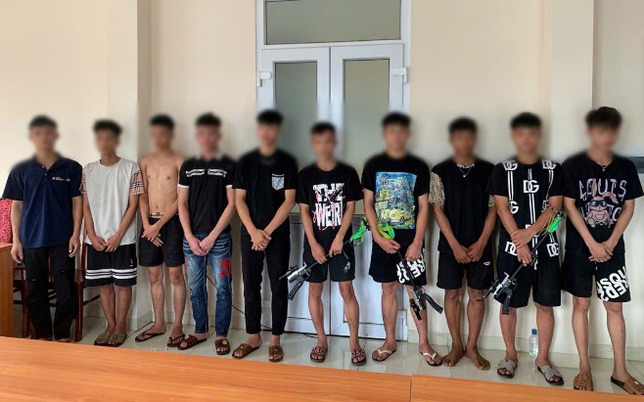 Khởi tố 2 nhóm đối tượng cầm theo hung khí rượt đuổi nhau trên đường