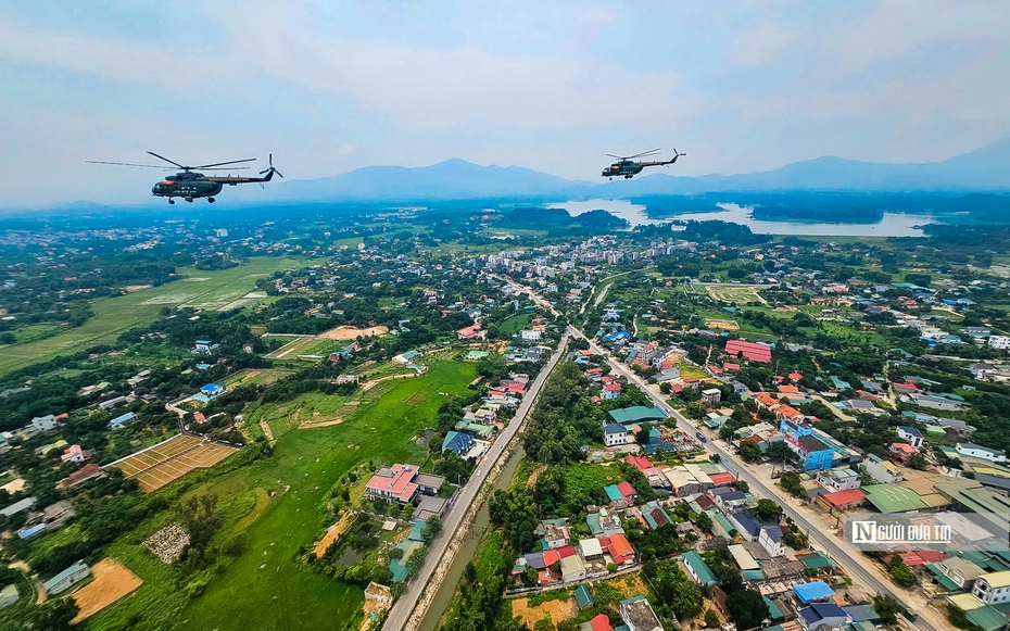Ngắm nhìn đội hình trực thăng luyện tập trên bầu trời Hà Nội
