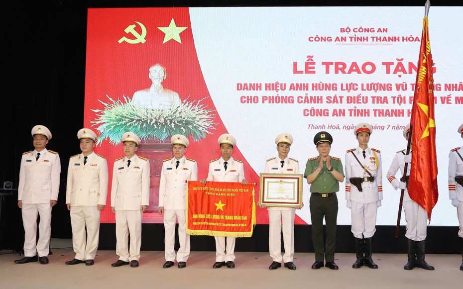 Bộ trưởng Bộ Công an trao danh hiệu AHLLVTND cho Phòng CSĐT TP về ma túy công an Thanh Hóa