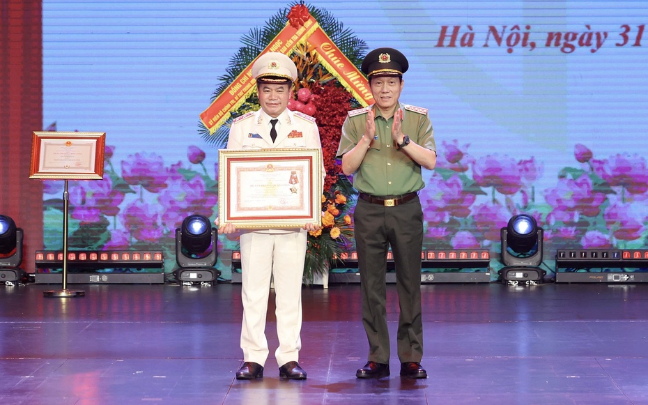 Công an Hà Nội đón nhận Huân chương Chiến công hạng Nhất