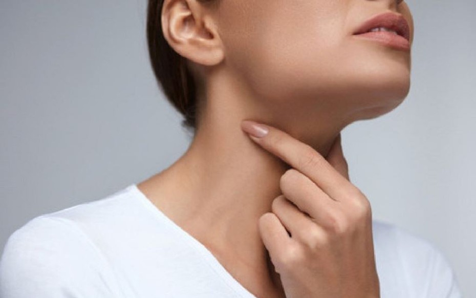 Nữ ca sĩ mất giọng, họng đau như dao cắt vì thứ đồ uống giới trẻ "mê tít"