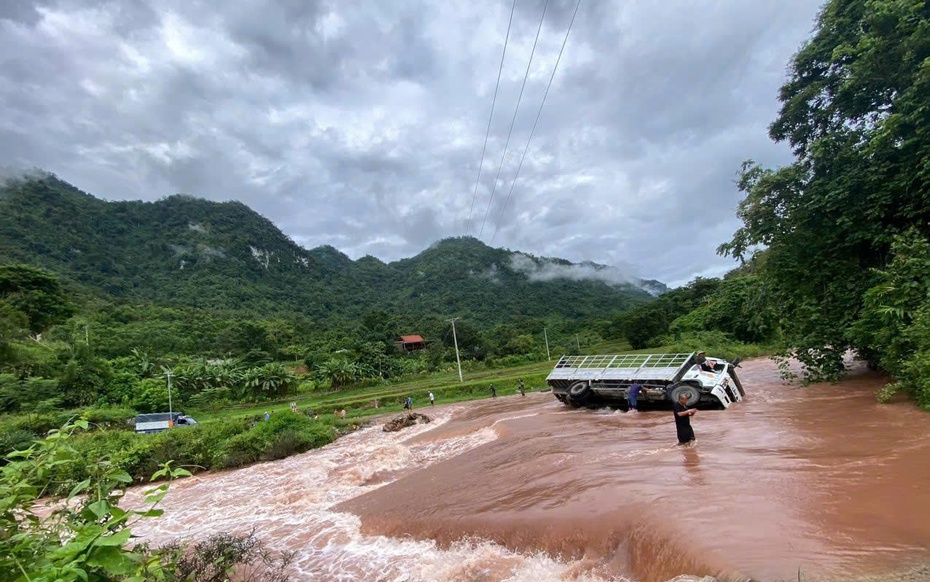 Mưa lớn trong đêm nhiều hộ dân phải di dời, giao thông chia cắt