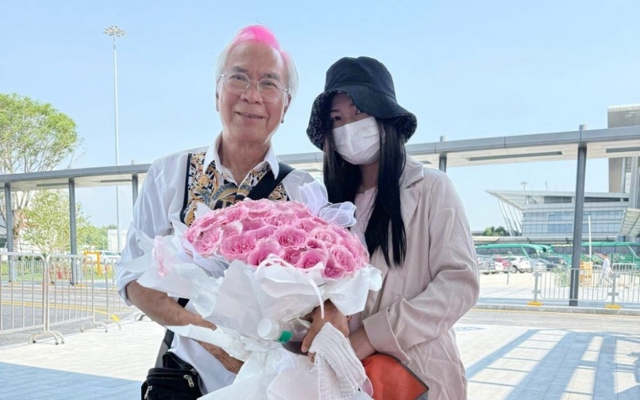 Nam diễn viên Lý Long Cơ bật khóc khi đón bạn gái kém 37 tuổi ra tù