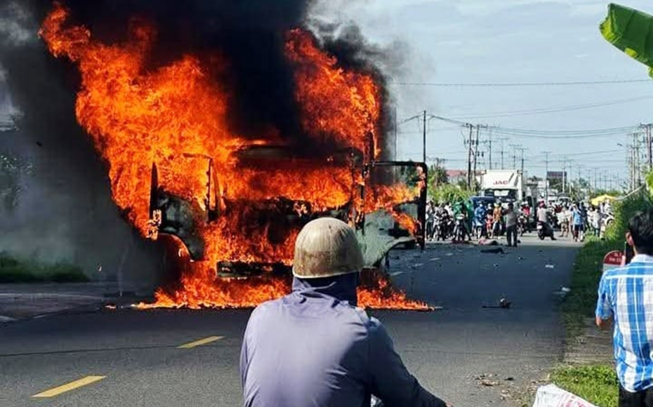 Hiện trường vụ tai nạn khiến 2 vợ chồng tử vong, ô tô bốc cháy dữ dội