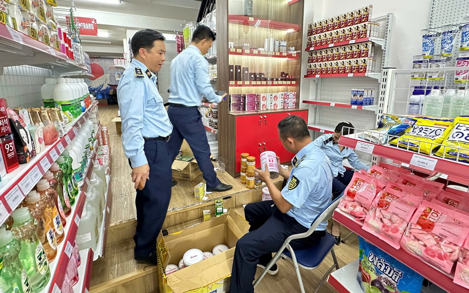 Hàng giả ẩn mình giữa chợ mạng và công nghệ cao