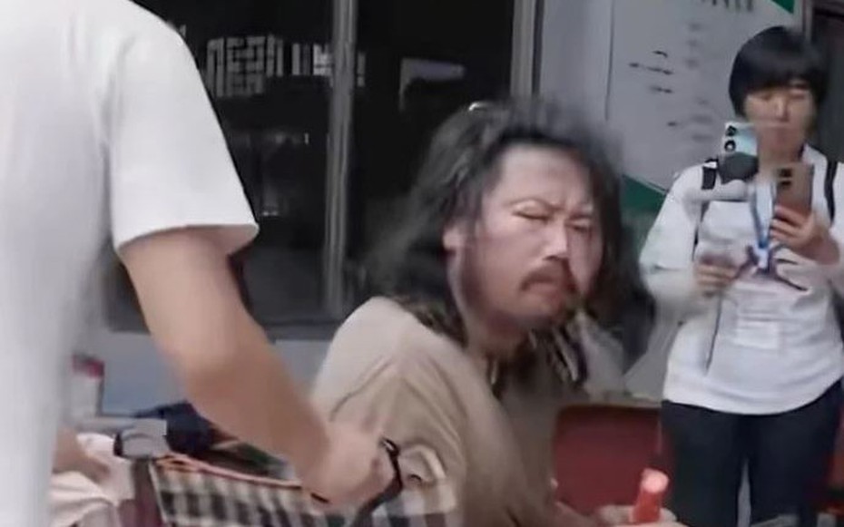 Người đàn ông bại liệt nhặt ve chai chi hàng tỷ đồng làm một việc khiến ai nấy nể phục