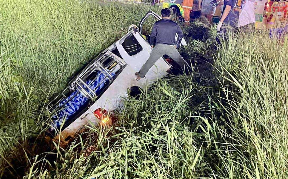 Ô tô lao như tên bắn khi tài xế ngủ gật, 6 người trong gia đình ngồi trên xe hoảng sợ