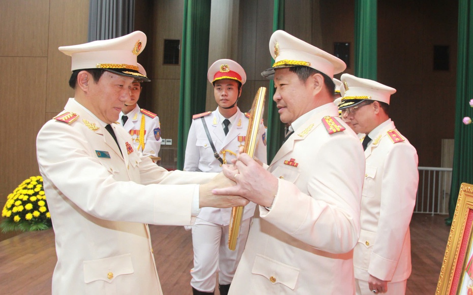 Phó Giám đốc Công an tỉnh Đồng Nai đón nhận Huân chương Chiến công hạng Ba