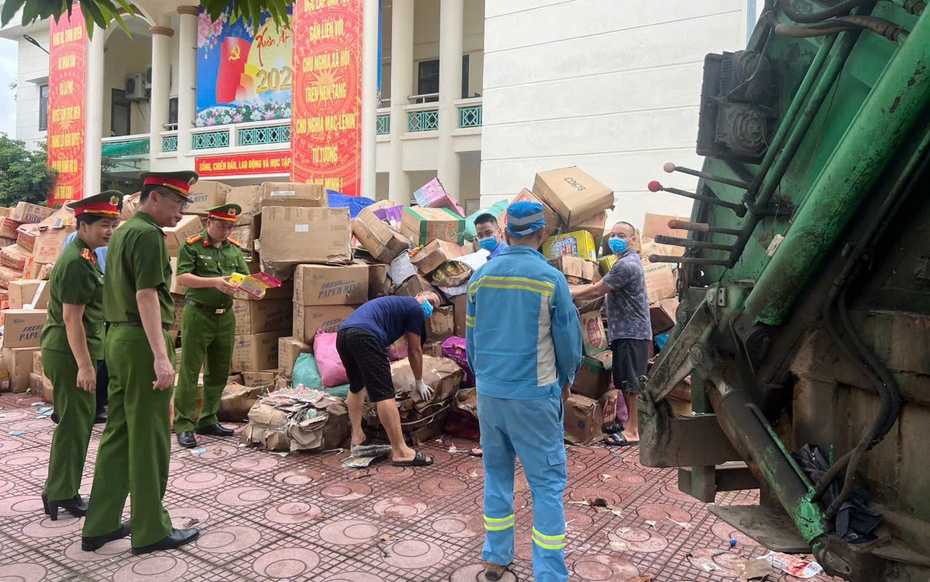 Hà Nội: Tiêu hủy 25 tấn hàng giả, hàng kém chất lượng tại làng nghề La Phù