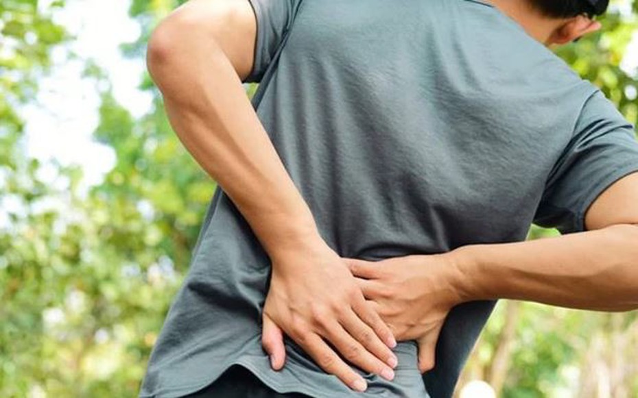 Người đàn ông bị đau thắt lưng, đi khám phát hiện sự thật "đáng sợ"