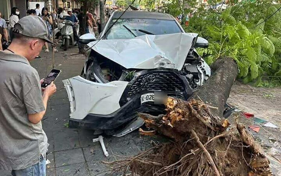 Ô tô lao như tên bắn tông loạt xe máy, 6 người bị thương