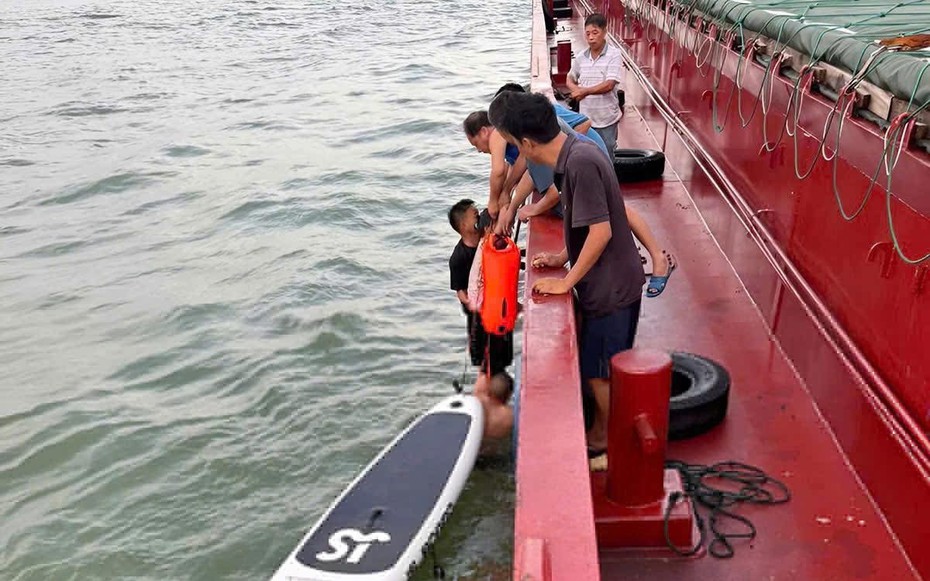 Hành trình 13 giờ “sinh tồn” của bố và con gái 6 tuổi bị sóng đánh trôi ra biển