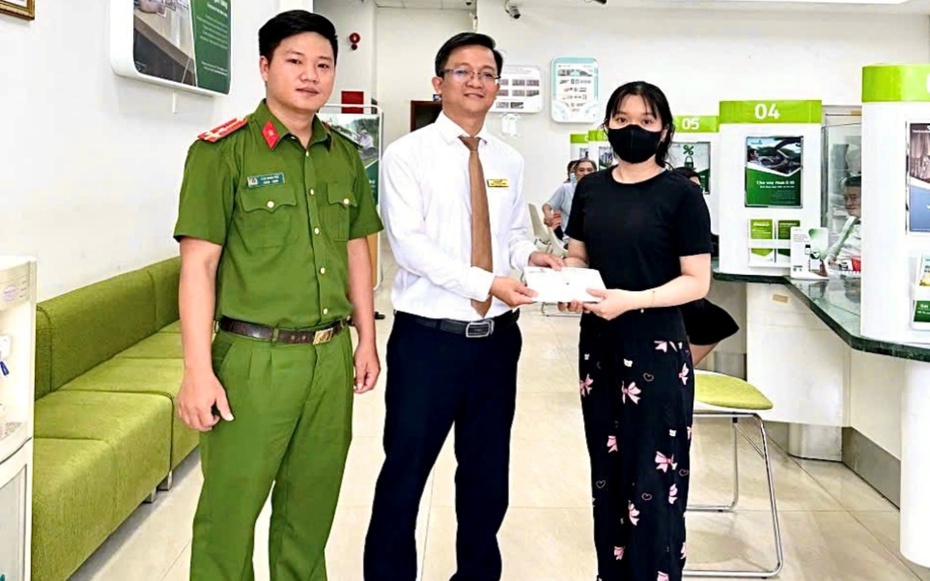 Nhân viên ngân hàng phối hợp với công an ngăn chặn một vụ lừa đảo nộp tiền qua app nhận hoa hồng
