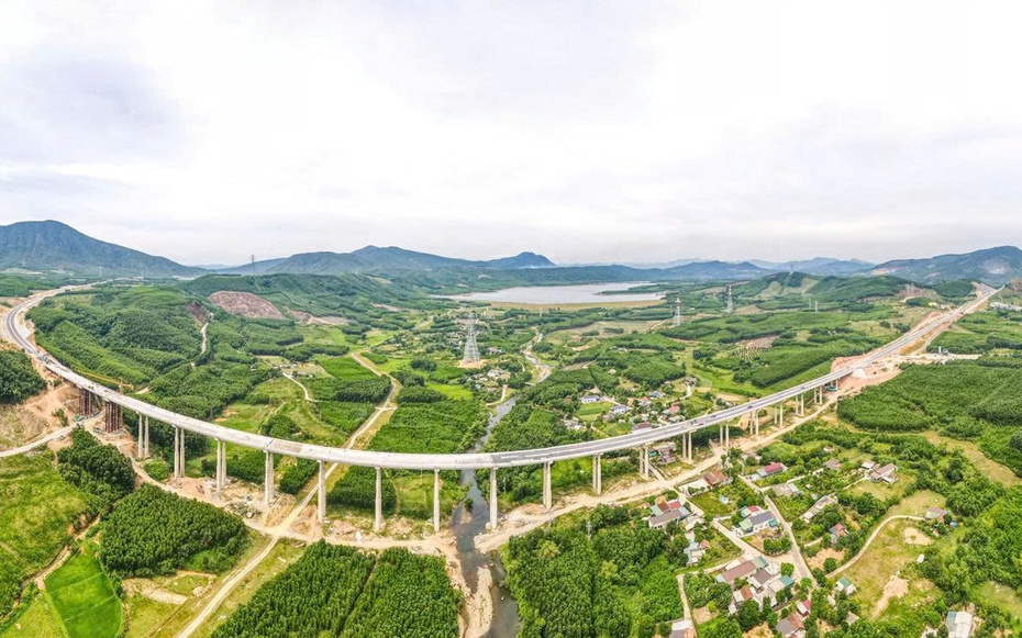 Cận cảnh cao tốc Vũng Áng - Bùng trên cao trước ngày thông xe