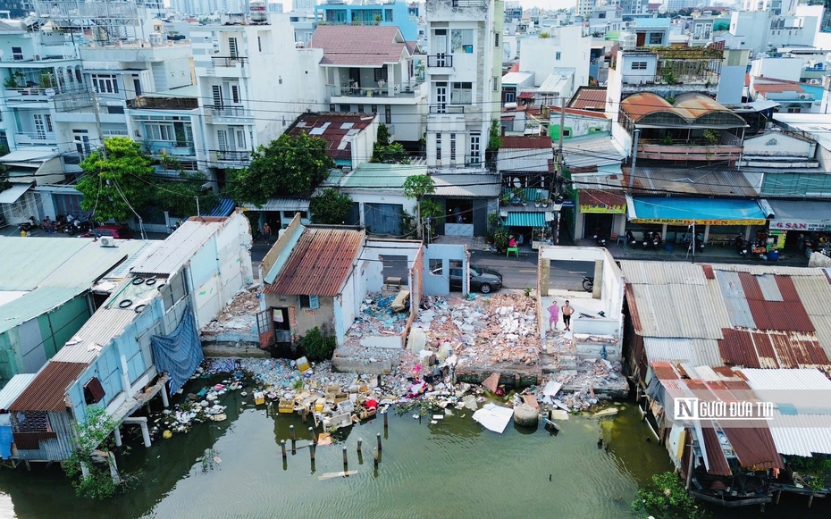 Chùm ảnh: Loạt nhà dân ven Kênh Đôi “biến mất” trước giờ G