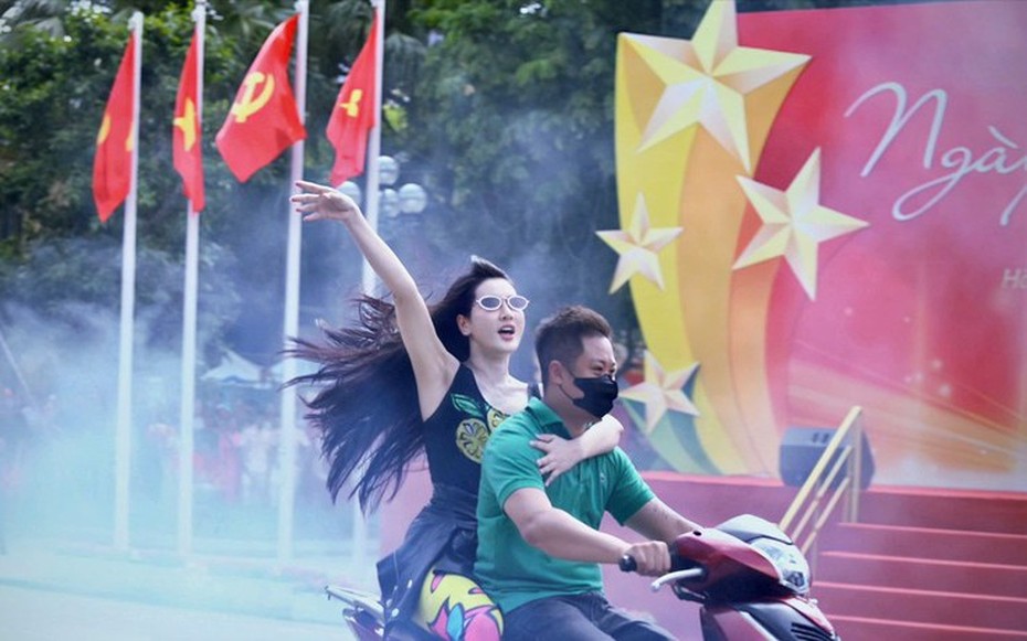 Bất ngờ với nhan sắc "girl phố" gây náo loạn hồ Hoàn Kiếm