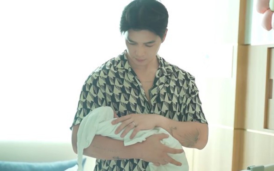 Nam CEO Việt kiều bảnh bao, nhập hội bố bỉm với hình ảnh gây sốc