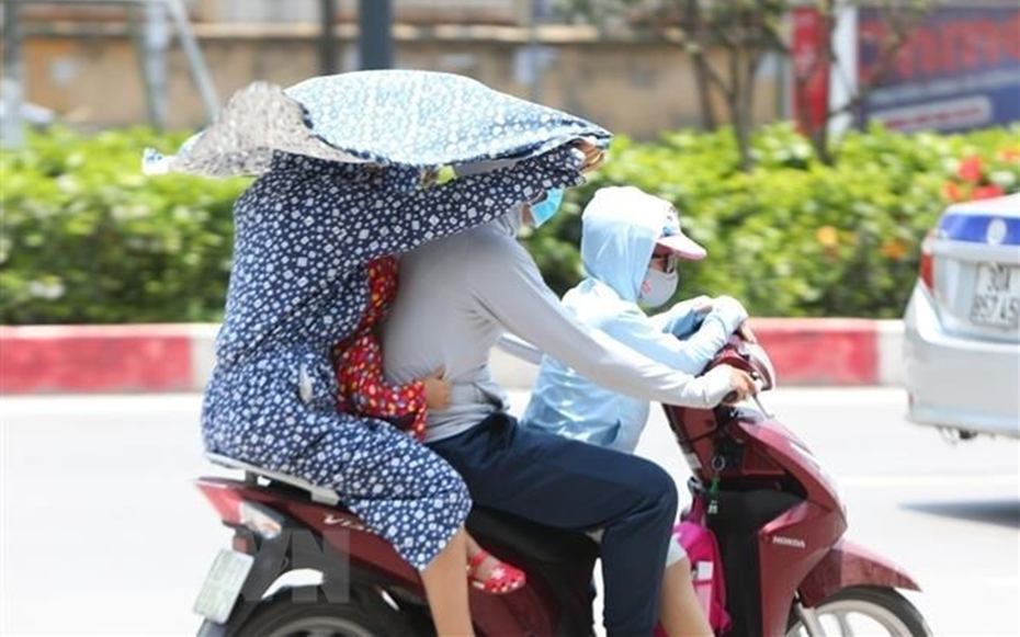 Miền Bắc ngày nắng nóng "hầm hập", chiều tối thay đổi bất ngờ?