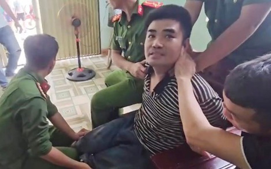 Vây bắt đối tượng chém em trai gây thương tích nặng rồi cố thủ trong nhà