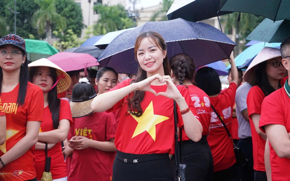 Hàng nghìn người "đội mưa" đi bộ "Cùng Việt Nam tiến bước" ở quảng trường Lam Sơn