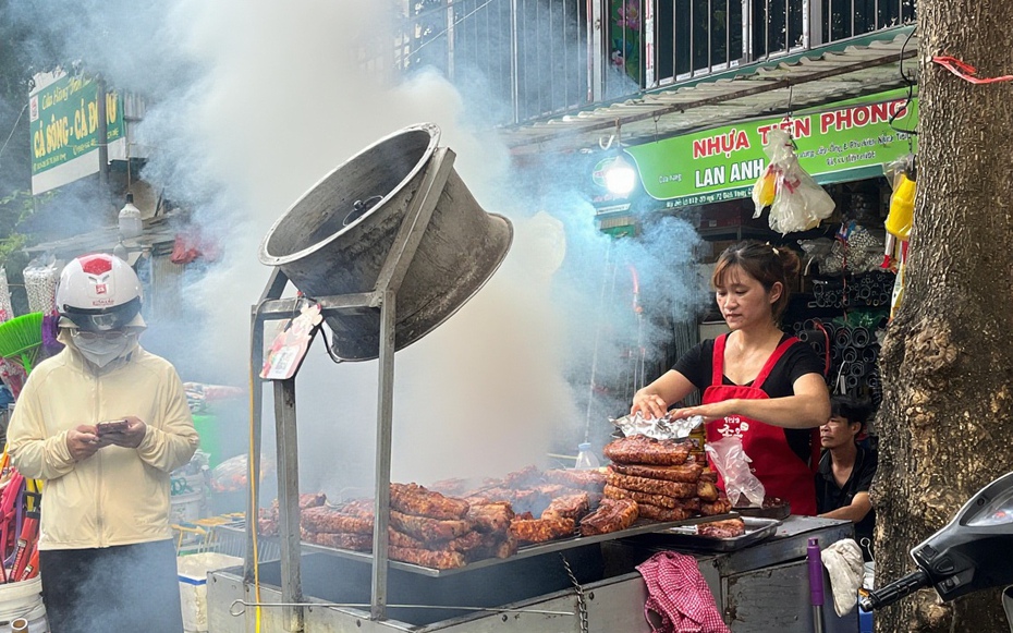Nhiều tuyến phố “ngộp thở” bởi khói