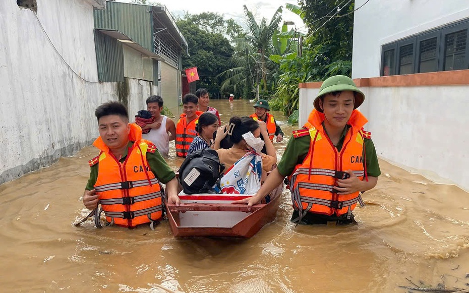 Những “người hùng” thầm lặng nỗ lực giúp dân trong bão lũ lịch sử ở miền Tây Nghệ An
