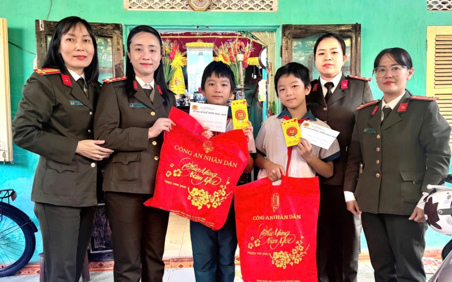 Những “người mẹ” trong sắc phục công an nâng bước trẻ mồ côi đến trường