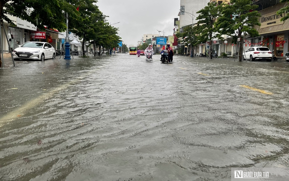 Mưa lớn khiến nhiều tuyến phố ở Nghệ An ngập sâu, phương tiện chết máy