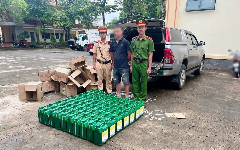 Bắt giữ xe tải chở thuốc diệt cỏ có tem nhãn nước ngoài
