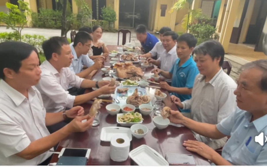 Cán bộ thú y Huế cùng ăn giò heo để vận động người dân tiêu thụ thịt an toàn